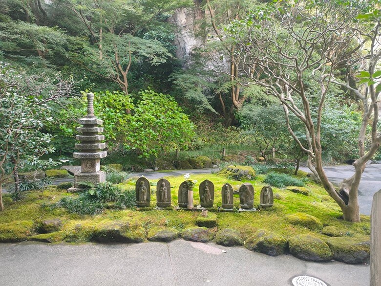 Kleine Buddah-Steinfiguren im Tempelgarten von Kamakura