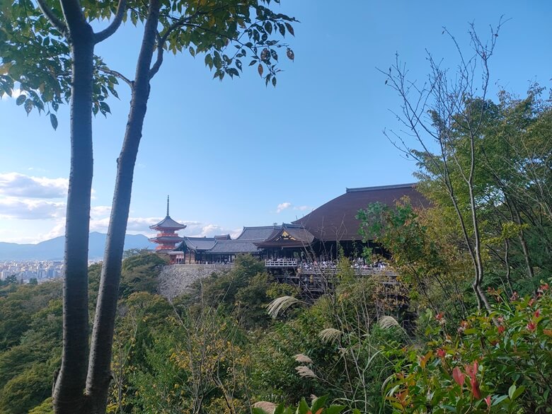 Pagode und Tempel in Kyoto auf den Hügeln der Stadt