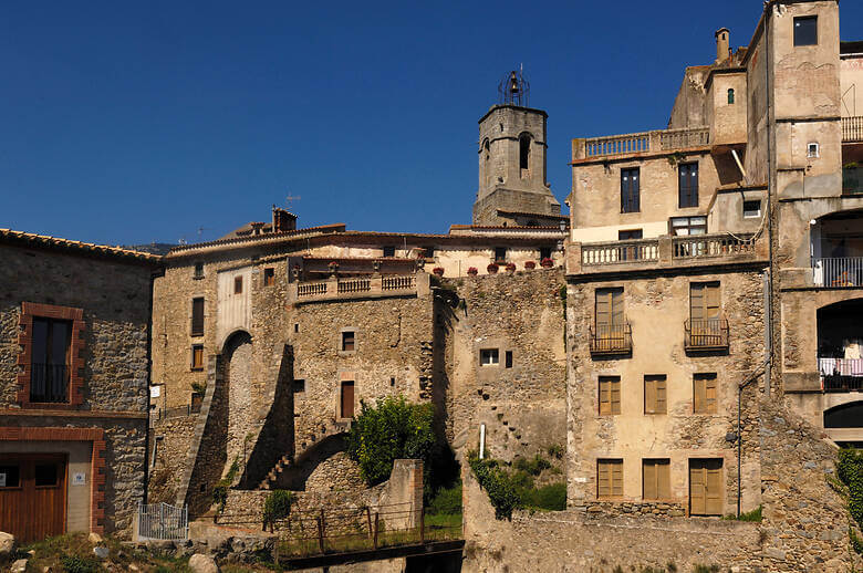 Traditionelle Steinhäuser in Maçanet de Cabrenys