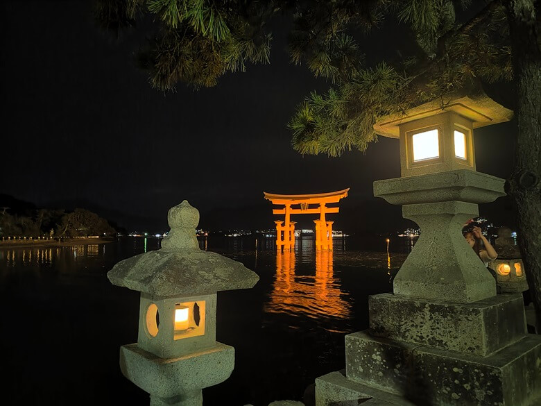 Beleuchtetes Schreintor auf dem Wasser in der Hiroshima-Bucht