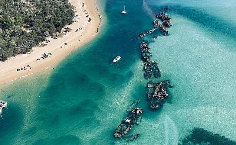 Schiffswracks vor dem Strand von den Moreton Islands in Australien