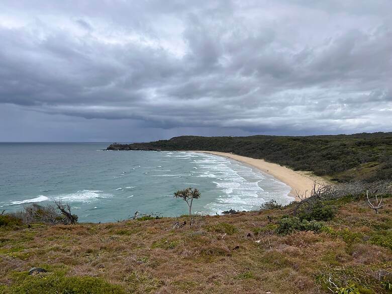 Wanderweg an der Ostküste Australiens mit Blick auf das Meer