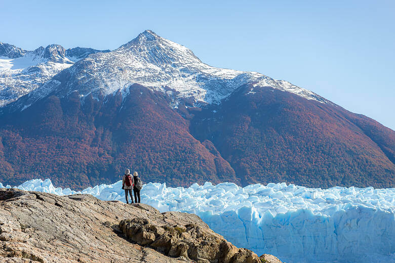 Zwei Menschen blicken auf den Perito-Moreno-Gletscher in Patagonien