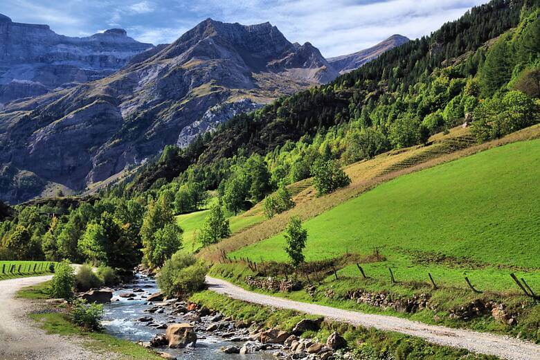 Berge und Fluss in den französischen Pyrenäen