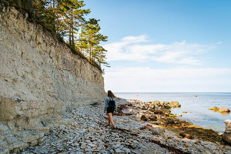 Frau in Estland am Meer auf der Insel Saaremaa 