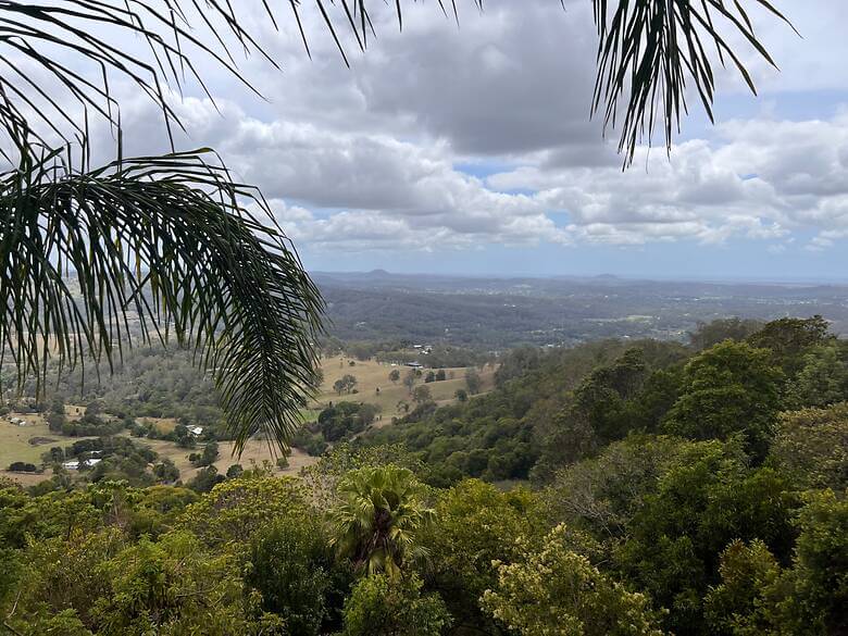 Blick über das grüne Hinterland von Queensland in Australien