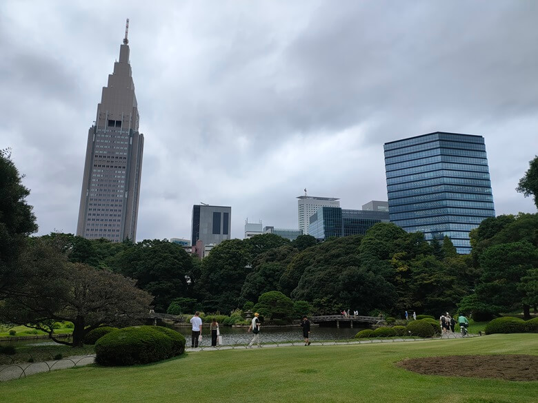 Park und Hochhäuser in Tokio