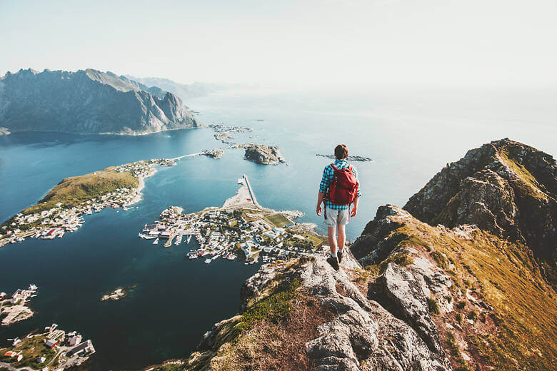 Mann wandert über eine Bergkette auf den Lofoten in Norwegen