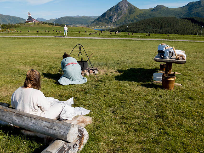 Frauen in traditionneller Kleidung im Wikingermuseum auf den Lofoten