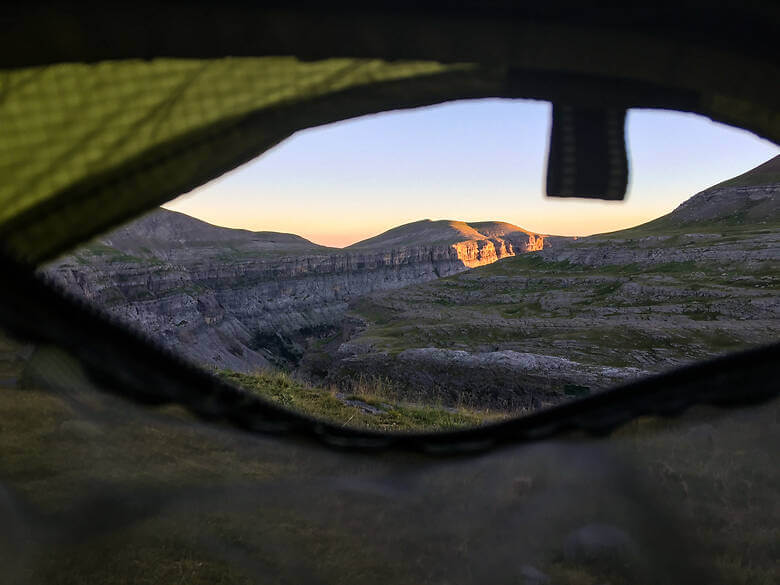 Blick aus dem Zelt auf die Bergwelt der Pyrenäen