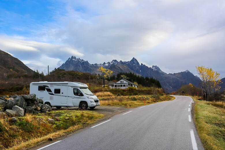 Wohnmobil auf den Lofoten im Herbst