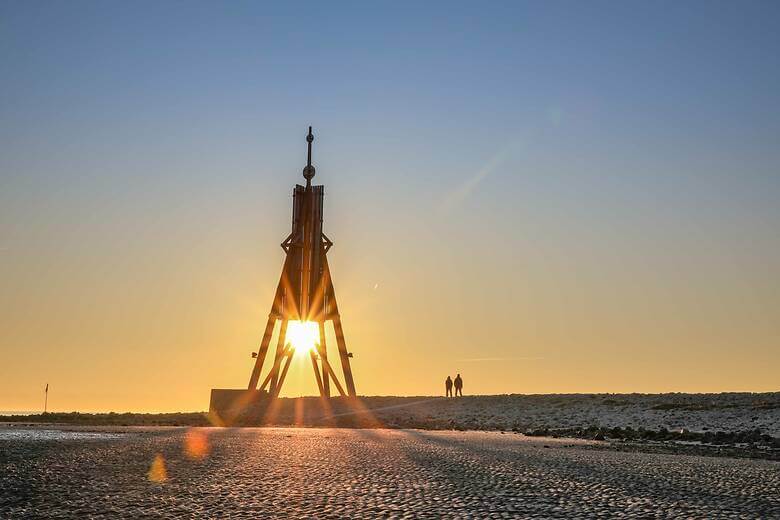 Kugelbake und Wattenmeer in Cuxhaven bei Sonnenuntergang