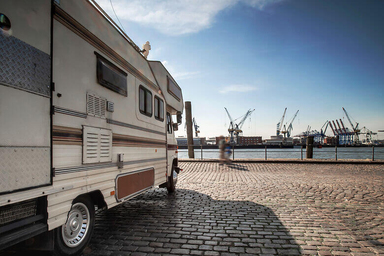 Wohnmobil steht am Hafen in Hamburg