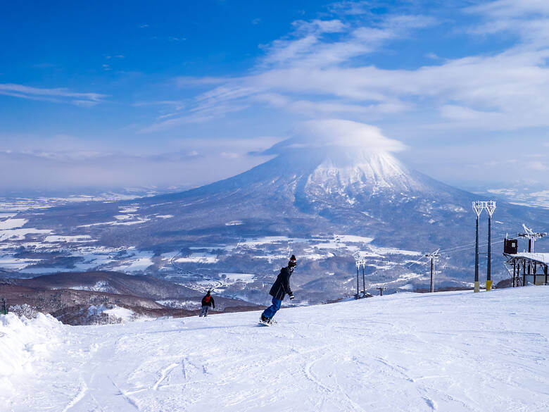 Skipiste in Japan auf der Insel Hokkaido mit Blick auf den Vulkan