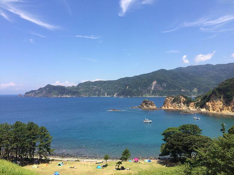 Zelte am Meer auf der Izu-Halbinsel in Japan