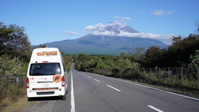 Camper in Japan parkt an einer Straße mit Blick auf Mount Fuji