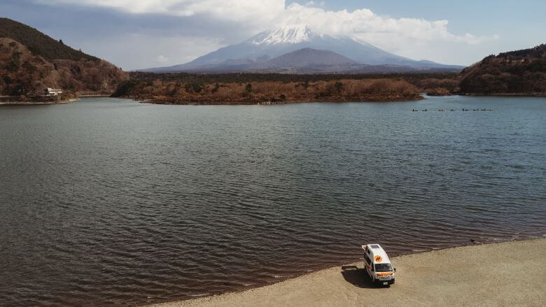 Camper steht an einem See mit Blick auf den Mount Fuji in Japan