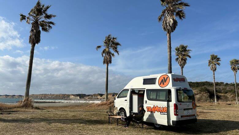 Camper in Japan am Strand 