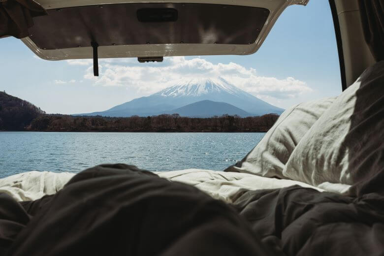 Blick aus dem Camper in Japan auf den Mount Fuji