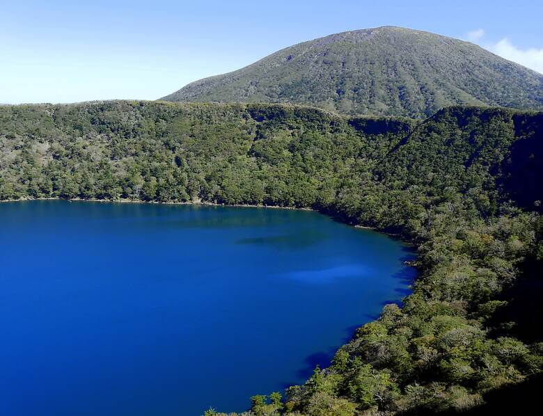 Baluer Kratersee im Nationalpark Kirishima Kinkowan in Japan