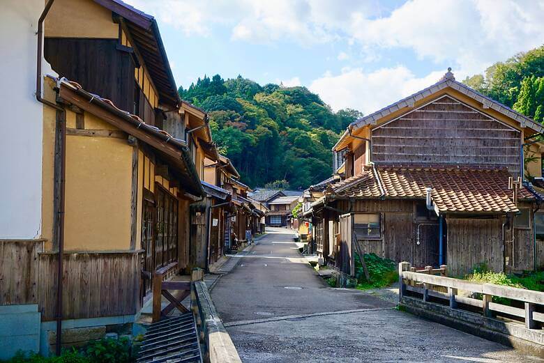 Das Dorf Omori in Japan mit alten traditionellen Holzhäusern