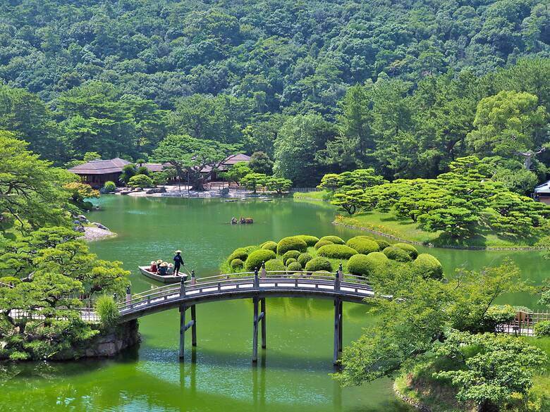 Japanischer Landschaftsgarten in der Stadt Takamatsu