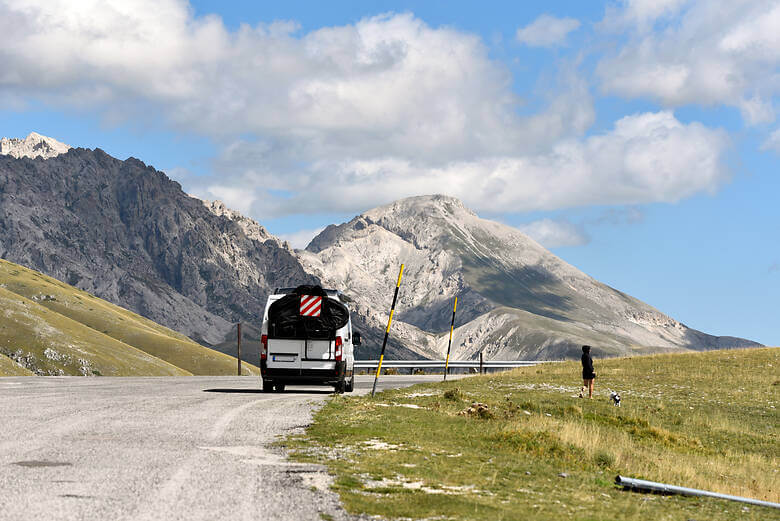 Camper fährt über eine Passstraße in den italienischen Abruzzen