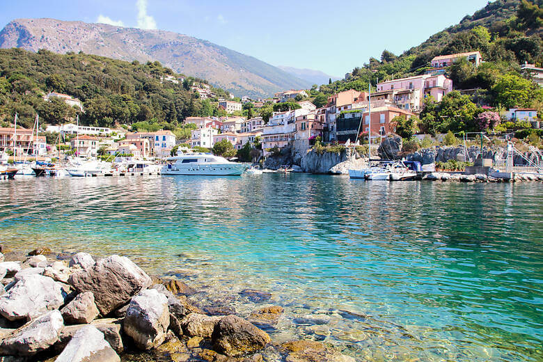 Der kleine Hafen von Maratea im Süden von Italien