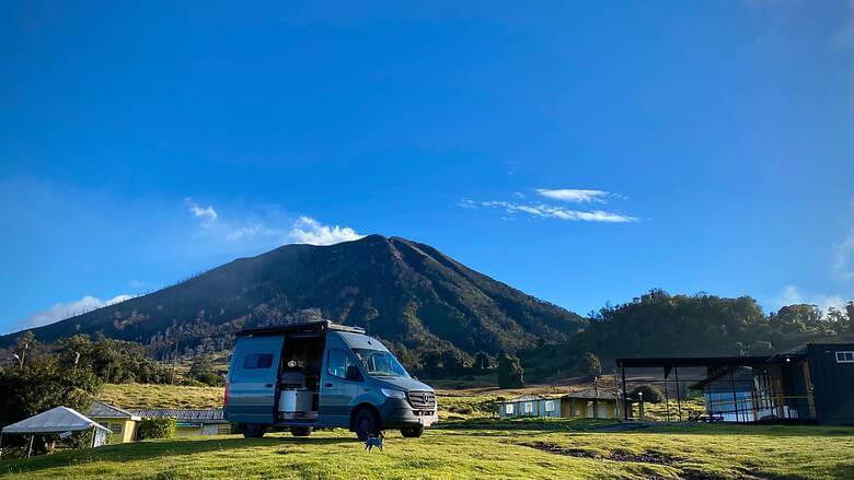 Campervan vor einem Vulkan in Costa Rica