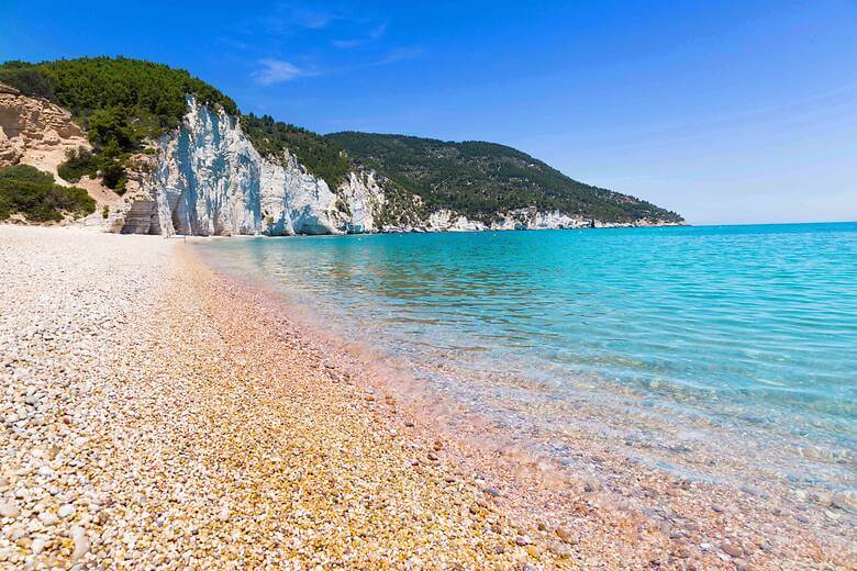 Türkisfarbenes Wasser am Strand von Gargano in Italien