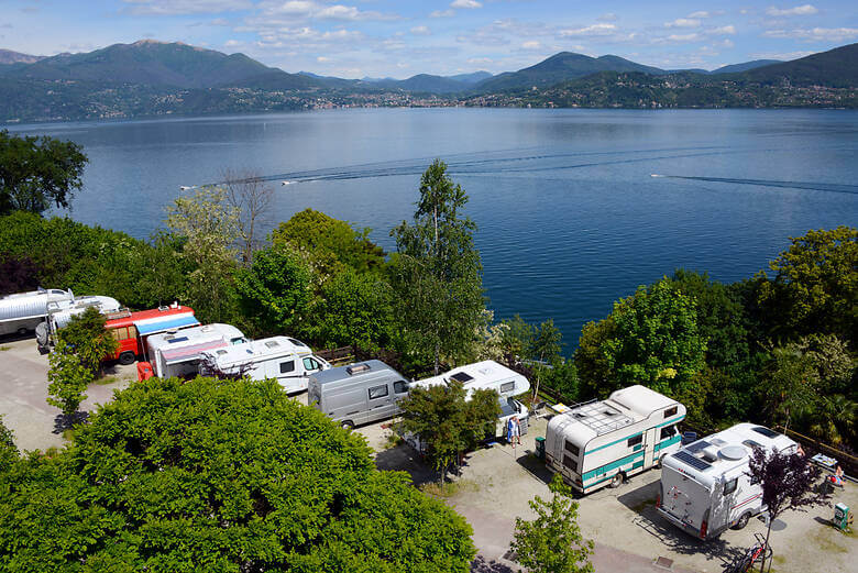 Wohnmobile am Lago Maggiore auf einem Campingplatz