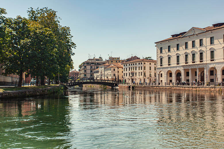 Kleine Kanäle in der Stadt Treviso in Italien