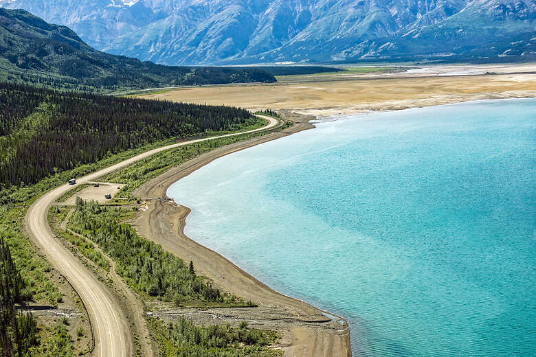 Wohnmobil an einem türkisfarbenen See auf dem Alaska Highway