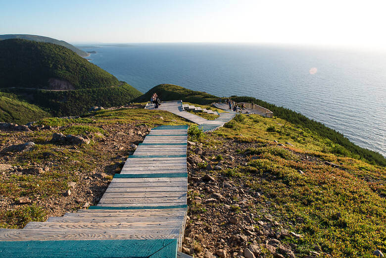 Wanderweg in Nova Scotia mit Blick auf die Kap-Breton-Halbinsel