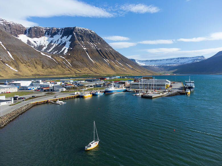 Der Hafen vom Ort Ísafjörður in Island