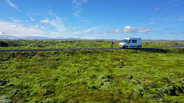 Person und Camper in Irland in einer moosbewachsenen Landschaft