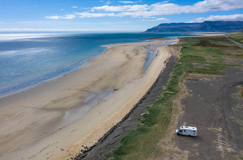 Wohnmobil am Strand auf den Westfjorden in Island 