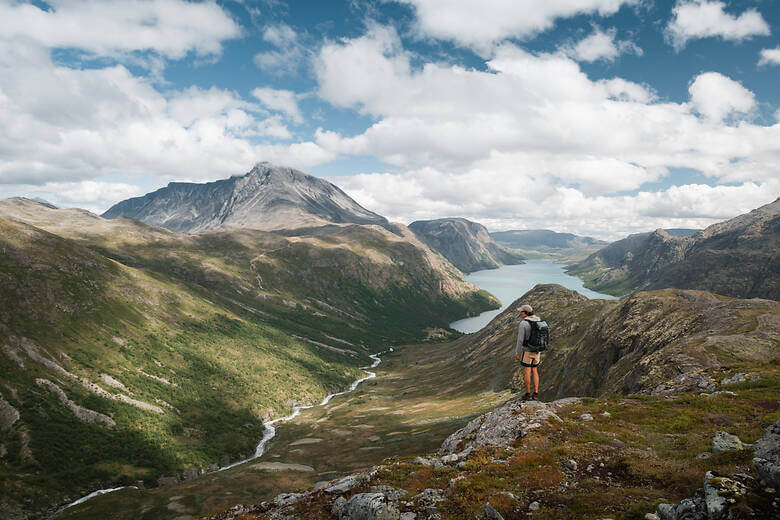 Mann geht im Hochland von Norwegen wandern