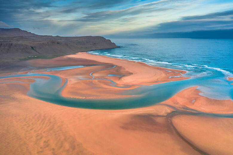 Goldgelber Sand am Rauðisandur-Strand in Island 