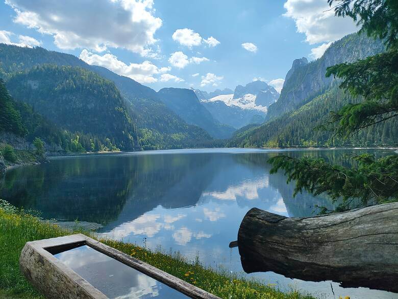 See im Salzkammergut in Österreich mit Blick auf die Berge