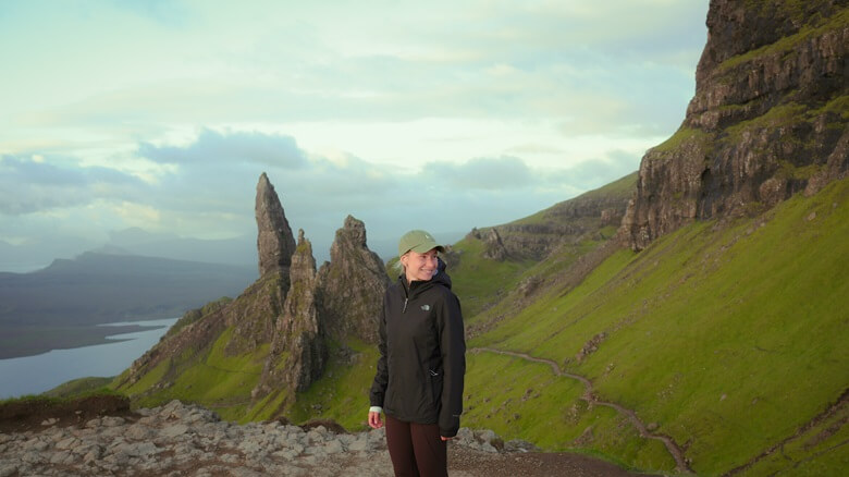 Frau geht in Schottland wandern