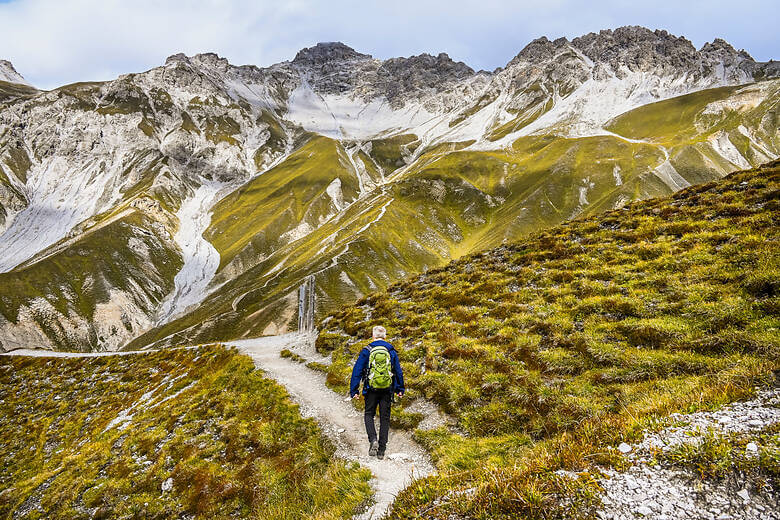 Mann wandert durch den Schweizerischen Nationalpark im Herbst