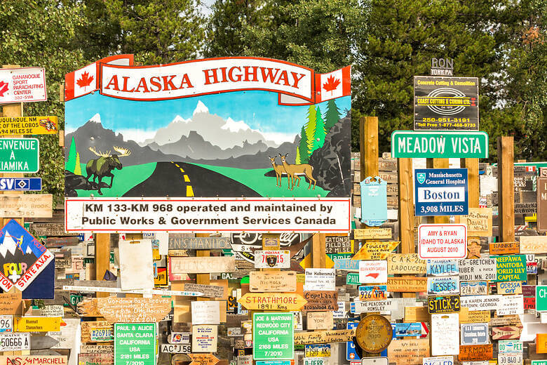 Ganz viele bunte Schilder auf dem Alaskan Highway