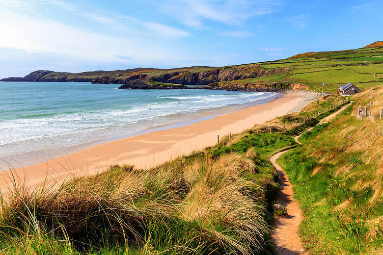 Küstenpfad an einem Strand in Wales.