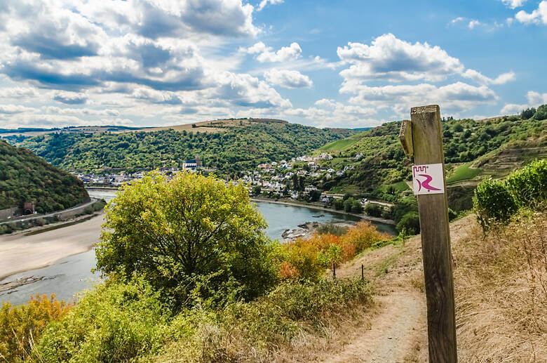 Wegweiser am Rheinburgenweg im Mittelrheintal 