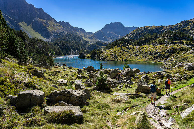 Zwei Wanderer in Spanien in den Pyrenäen an einem See