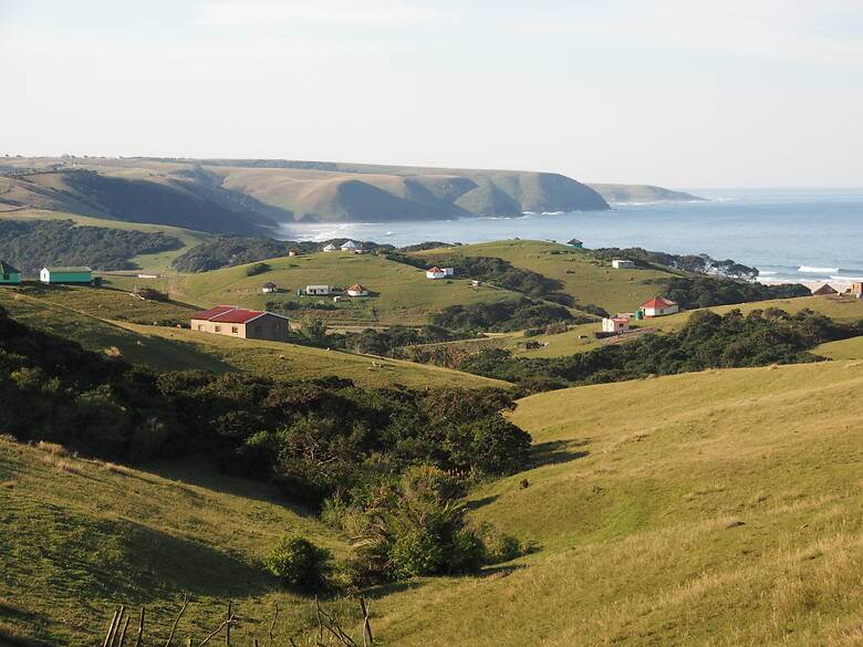 Sanfte Hügel, Küste und das Meer an der Wild Coast in Südafrika