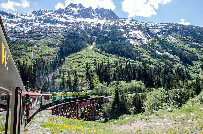 Eisenbahn in der kanadischen Berglandschaft in Yukon.