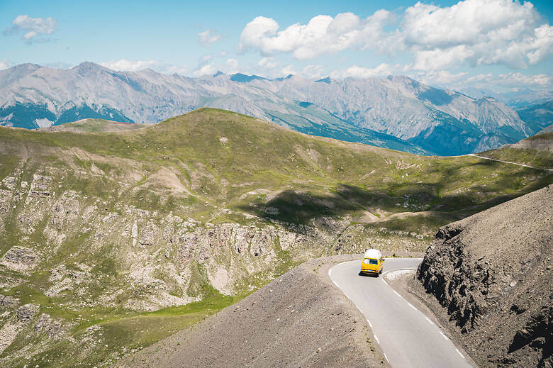 Gelber Camper in den französischen Alpen